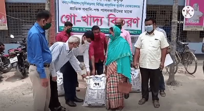 প্রান্তিক গবাদি পশু পালনকারীদের মধ্যে গো খাদ্য বিতরণ করেন উপজেলা প্রশাসন প্রান্তিক গবাদি পশু পালনকারীদের মধ্যে গো খাদ্য বিতরণ করেন উপজেলা প্রশাসন