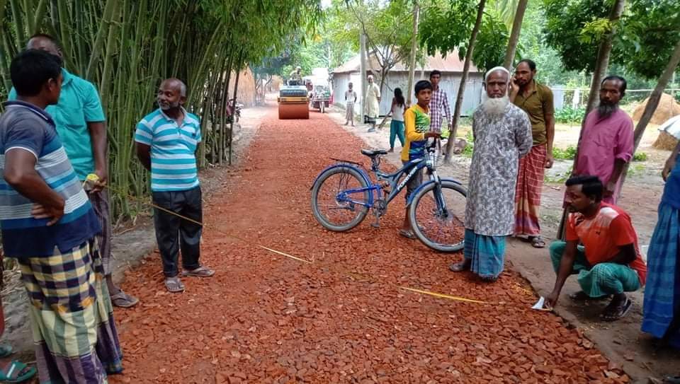 ফুলবাড়ীতে দায় সাড়া ভাবে চলছে সড়ক সংস্কার কাজ