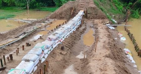 ফুলগাজীতে ক্ষতিগ্রস্থ বেরিবাঁধ পুনঃনির্মাণে অনিয়ম, বরাদ্ধ লোপাটের অভিযোগ !