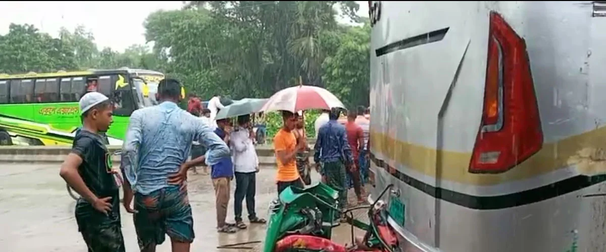 কুমিল্লায় বাস-অটোরিকশা সংঘর্ষে নিহত ৪ কুমিল্লায় বাস-অটোরিকশা সংঘর্ষে নিহত ৪