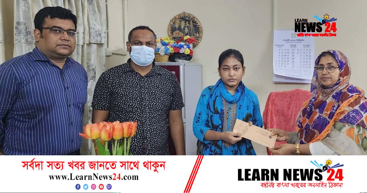 চবিতে ভর্তিচ্ছু প্রতিমার পাশে জিয়া মহিলা কলেজ শিক্ষকরা