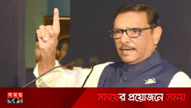 লাঠিতে জাতীয় পতাকা লাগিয়ে মাঠে নামলে ‘খবর আছে’