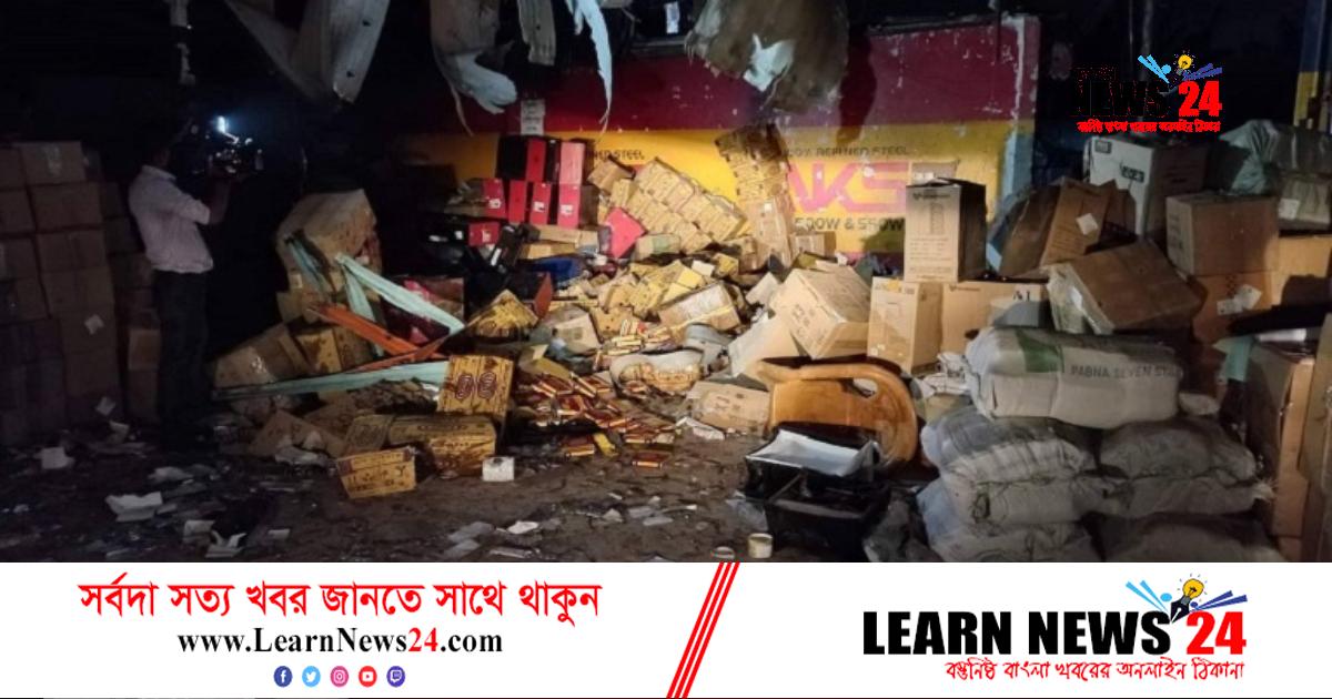 হাজারীবাগে কুরিয়ার সার্ভিসের কাভার্ডভ্যানে বিস্ফোরণ, নিহত ১ হাজারীবাগে কুরিয়ার সার্ভিসের কাভার্ডভ্যানে বিস্ফোরণ, নিহত ১
