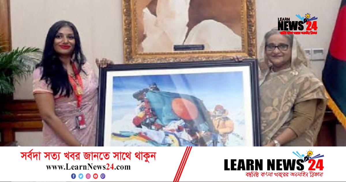 প্রধানমন্ত্রীকে কে-টুর চূড়ার দুর্লভ ছবি উপহার দিলেন ওয়াসফিয়া