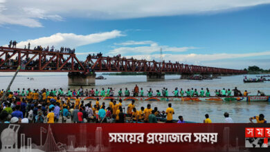 তিস্তায় নৌকাবাইচ দেখতে মানুষের ঢল