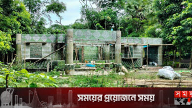 চিকিৎসকের প্লাস্টিকের বোতল বাড়ি!