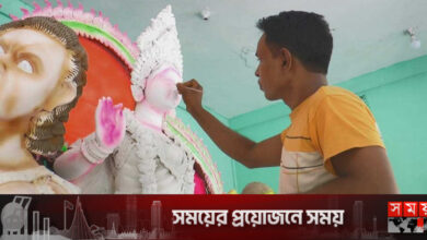 দুর্গাপূজাকে ঘিরে রংতুলিতে ব্যস্ত মাদারীপুরের শিল্পীরা