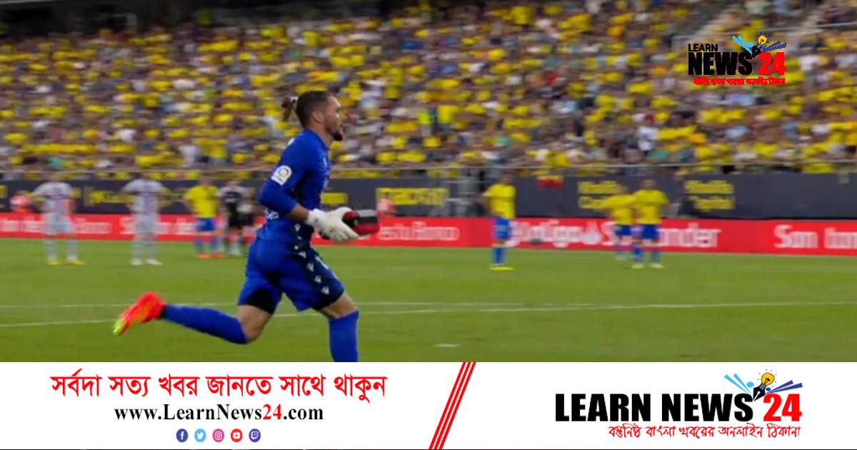 বার্সেলোনার ম্যাচে দর্শকের হার্ট অ্যাটাক, জীবন বাঁচাতে ছুটলেন গোলরক্ষক বার্সেলোনার ম্যাচে দর্শকের হার্ট অ্যাটাক, জীবন বাঁচাতে ছুটলেন গোলরক্ষক