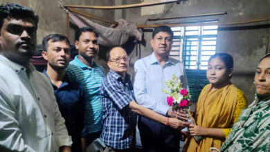 চবিতে ভর্তি হওয়া প্রতীমার পাশে ফেনী সদর উপজেলা চেয়ারম্যান