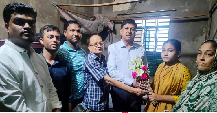 চবিতে ভর্তি হওয়া প্রতীমার পাশে ফেনী সদর উপজেলা চেয়ারম্যান চবিতে ভর্তি হওয়া প্রতীমার পাশে ফেনী সদর উপজেলা চেয়ারম্যান