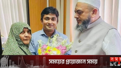 ছেলে সচিব হয়েছেন, খুশিতে অফিসে ফুল নিয়ে হাজির মা