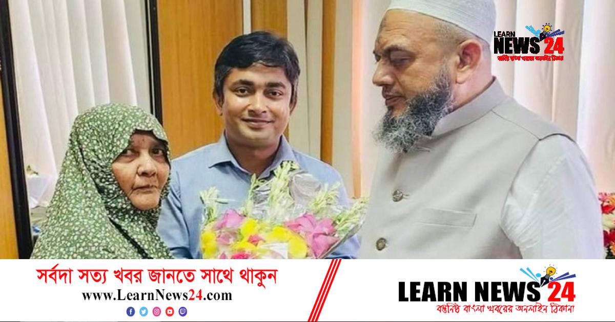 ছেলে সচিব হয়েছেন, খুশিতে অফিসে ফুল নিয়ে হাজির মা