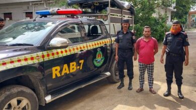 ফেনীর পাঁচগাছিয়ায় বিদেশী মদসহ মাদক বিক্রেতাে আটক, প্রাইভেটকার জব্দ