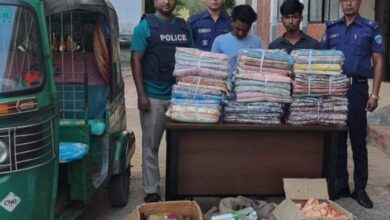 ফুলগাজীতে ভারতীয় শাড়ি ও কসমেটিকসহ আটক দুই, সিএনজিঅটোরিকশা জব্দ
