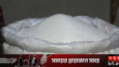 বাজারে মিলছে না চিনি, দাম বাড়ছে তেলের