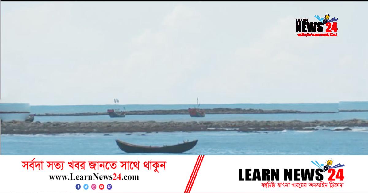 স্বচ্ছ নীল জলরাশিতে খেলা করছে ডিঙি নৌকা স্বচ্ছ নীল জলরাশিতে খেলা করছে ডিঙি নৌকা