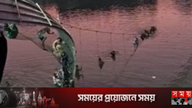 নদীতে ভেঙে পড়ল সেতু, শতাধিক মানুষের তলিয়ে যাওয়ার শঙ্কা