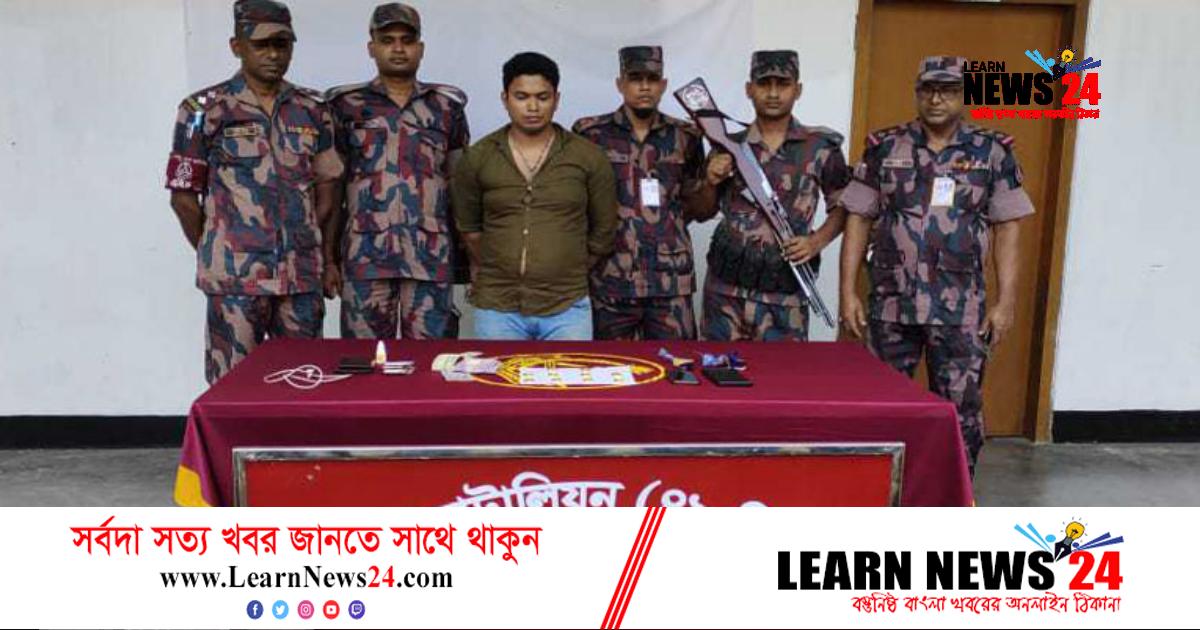 যুবকের জুতায় কোটি টাকার সোনা যুবকের জুতায় কোটি টাকার সোনা