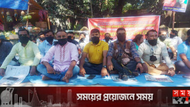 মুখে কালো কাপড় বেঁধে সাংবাদিকদের অবস্থান কর্মসূচি