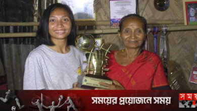 মায়ের হাতে ট্রফি তুলে দিলেন সাফের সেরা গোলরক্ষক রূপনা