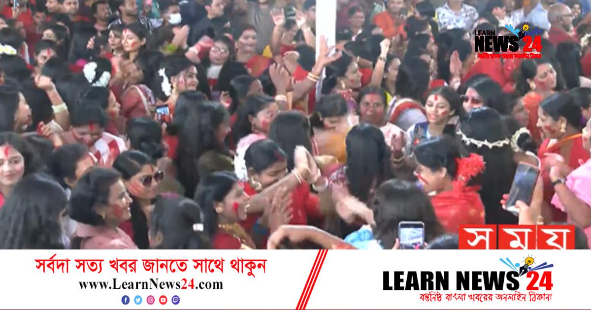 আবির রঙে দেবী বিদায়ের আয়োজন মন্দিরে-মণ্ডপে আবির রঙে দেবী বিদায়ের আয়োজন মন্দিরে-মণ্ডপে