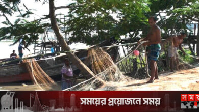 নিষেধাজ্ঞা শেষে রাতেই সাগরে ছুটেছেন জেলেরা