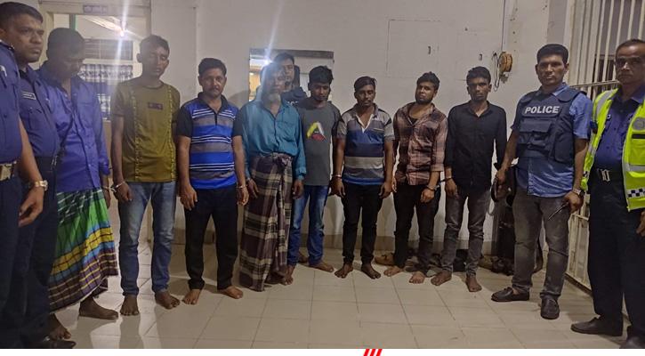সোনাগাজীতে ডাকাতির প্রস্তুতিকালে অস্ত্রসহ আটক ৮