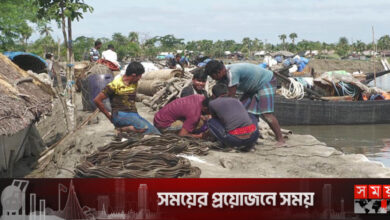 নিষেধাজ্ঞা শেষে ইলিশ ধরতে নামলেন জেলেরা