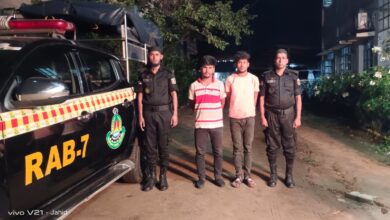 ফেনীর ফতেহপুরে ৩০০ বোতল ফেন্সিডিলসহ দুই মাদক বিক্রেতা আটক, পিকআপ জব্দ