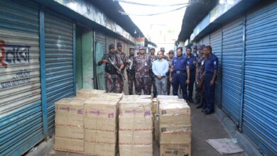 ফেনীতে বিপুল পরিমান ভারতীয় অবৈধ খাদ্য সামগ্রী আটক