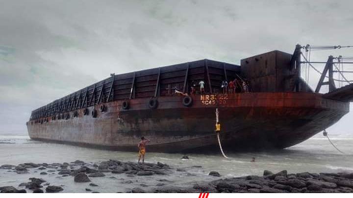 ঘূর্ণিঝড় ‘সিত্রাং’ : সেন্ট মার্টিনে হঠাৎ ভেসে এল বিশাল এক ‘ভুতুরে’ জাহাজ, উৎসুক জনতার ভিড় ঘূর্ণিঝড় ‘সিত্রাং’ : সেন্ট মার্টিনে হঠাৎ ভেসে এল বিশাল এক ‘ভুতুরে’ জাহাজ, উৎসুক জনতার ভিড়