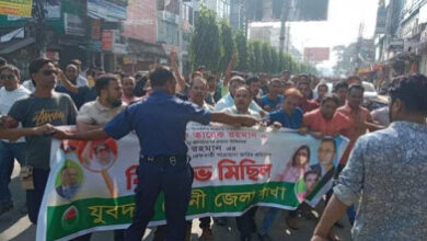 ফেনীতে পুলিশের বাধা উপেক্ষা করে যুবদলের বিক্ষোভ মিছিল