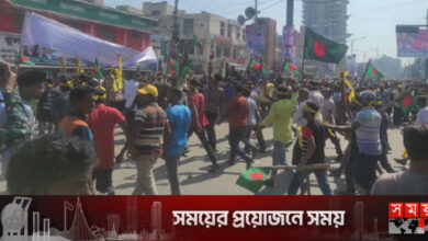 খণ্ড খণ্ড মিছিল নিয়ে সমাবেশস্থলে আসছেন বিএনপির নেতাকর্মীরা