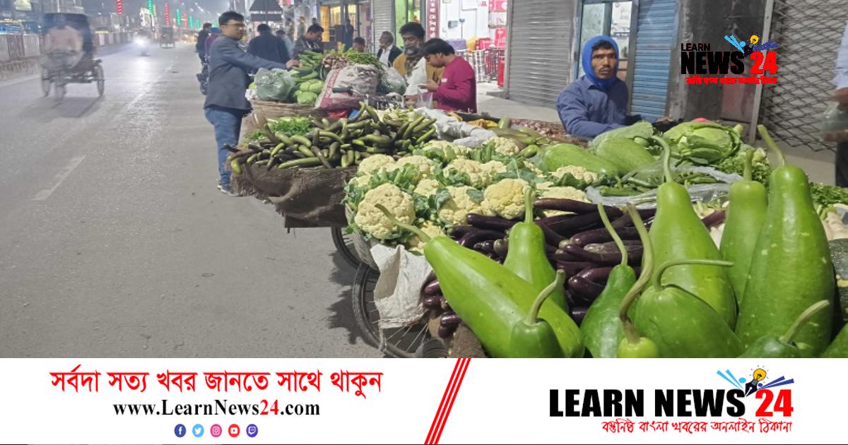 মধ্যরাতের জমজমাট রংপুরের কাঁচাবাজার মধ্যরাতের জমজমাট রংপুরের কাঁচাবাজার