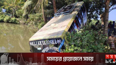 বরগুনায় অল্পের জন্য রক্ষা পেল অর্ধশত যাত্রী