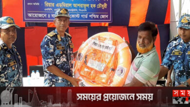উপকূলীয় জেলেদের মাঝে জীবনরক্ষাকারী সরঞ্জাম বিতরণ