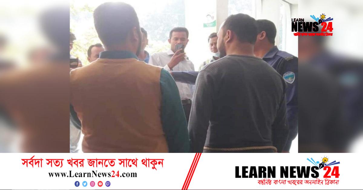 ফেনীতে সাংবাদিকের কোমরে দড়ি বেঁধে তোলা হলো আদালতে! ফেনীতে সাংবাদিকের কোমরে দড়ি বেঁধে তোলা হলো আদালতে!