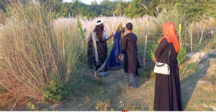 হেমন্তেও ছোট ফেনী নদীতীরে কাশফুলের মেলা
