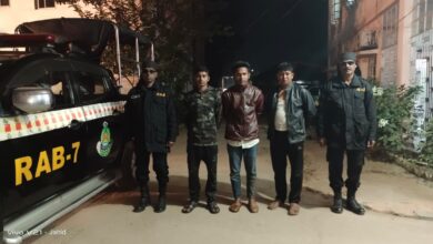 ফেনীর রামপুরে ৭০ কেজি গাঁজা সহ তিন মাদক বিক্রেতা আটক, পিকআপ জব্দ