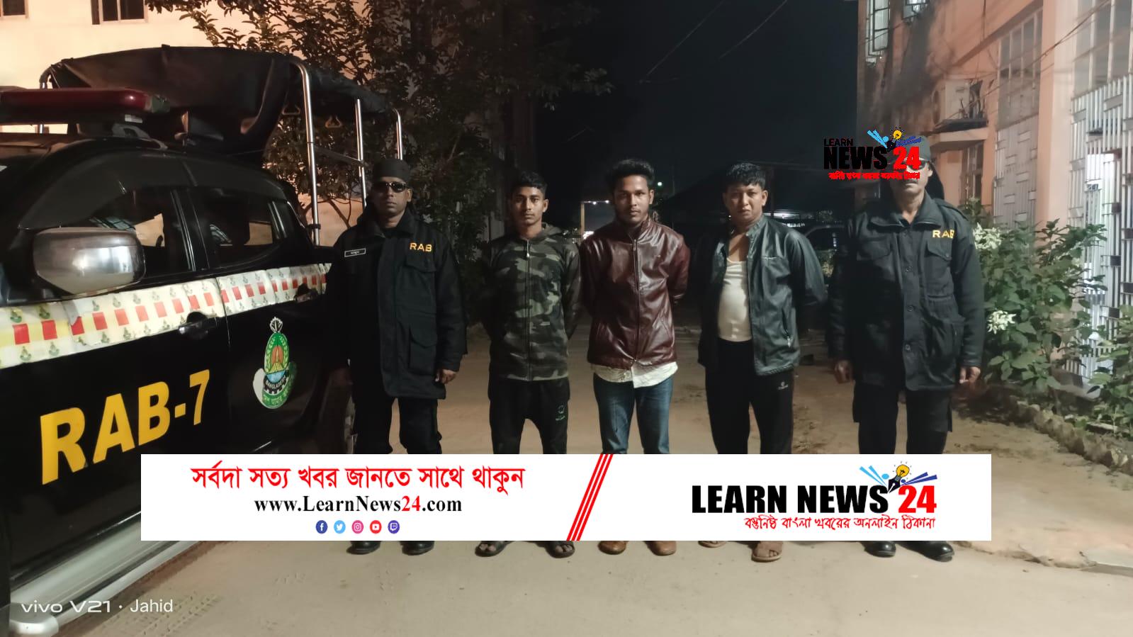 ফেনীর রামপুরে ৭০ কেজি গাঁজা সহ তিন মাদক বিক্রেতা আটক, পিকআপ জব্দ