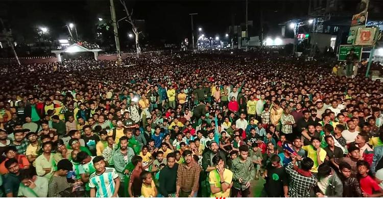 ফেনীর ২৫ ফুটের এলইডি স্ক্রিন যেন বিশ্বকাপের মাঠ