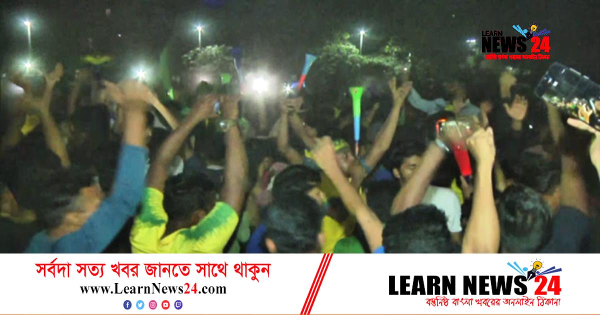 মিছিল আর ভুভুজেলার শব্দে প্রকম্পিত ঢাবি ক্যাম্পাস