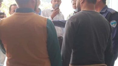 ফেনীর সাবেক এসপি জাহাঙ্গীরের দেয়া গায়েবী মামলায় সাংবাদিককে ধরে কোমরে রশি বেঁধে আদালতে প্রেরণ