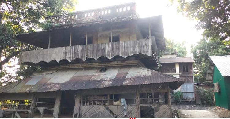 ২০০ বছরের ইতিহাসের সাক্ষী ফুলগাজীর যুদ্ধবিধ্বস্ত কাঠের বাড়ি ২০০ বছরের ইতিহাসের সাক্ষী ফুলগাজীর যুদ্ধবিধ্বস্ত কাঠের বাড়ি