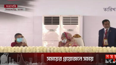 মেট্রোরেলের উদ্বোধনী মঞ্চে ছোট বোনের সঙ্গে হাস্যোজ্জ্বল প্রধানমন্ত্রী