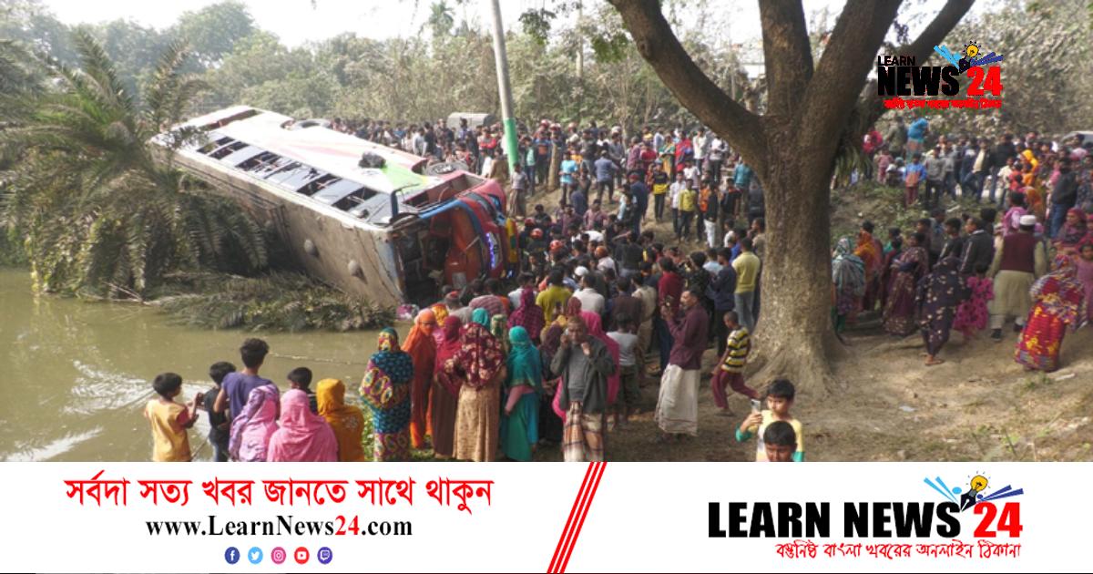 মোটরসাইকেল আরোহীকে বাঁচাতে গিয়ে বাস খাদে, আহত ১৫ মোটরসাইকেল আরোহীকে বাঁচাতে গিয়ে বাস খাদে, আহত ১৫