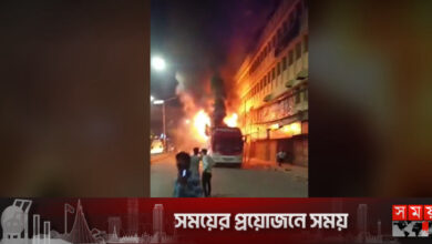 বাংলামোটর মোড়ে বাসে আগুন