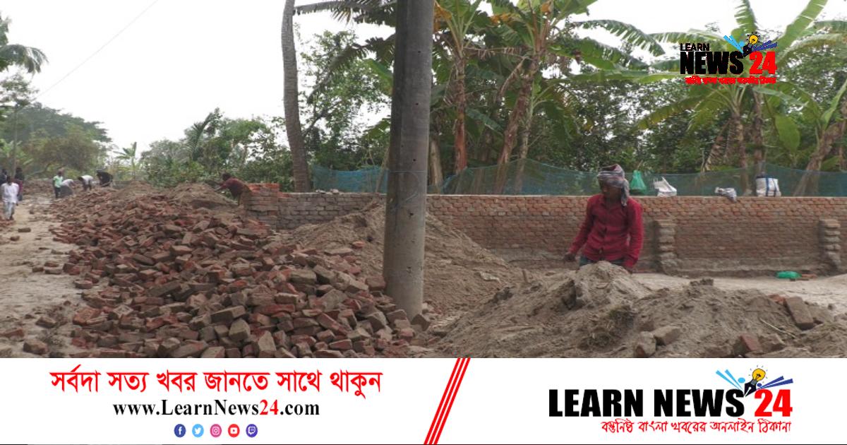 পল্লী বিদ্যুতের খুঁটিতে ব্যাহত হচ্ছে বেড়িবাঁধ সংস্কার কাজ