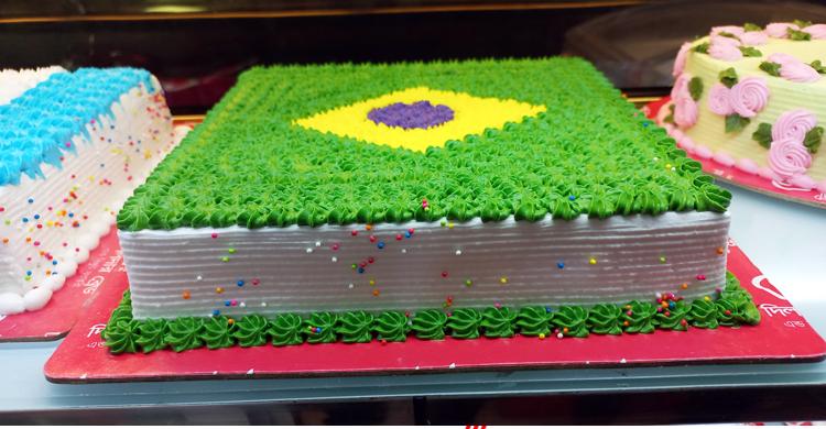 ফেনীতে ব্রাজিল-আর্জেন্টিনা কেক বিক্রির হিড়িক