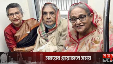 মেট্রোরেলে চড়ে গান গাইলেন প্রধানমন্ত্রী